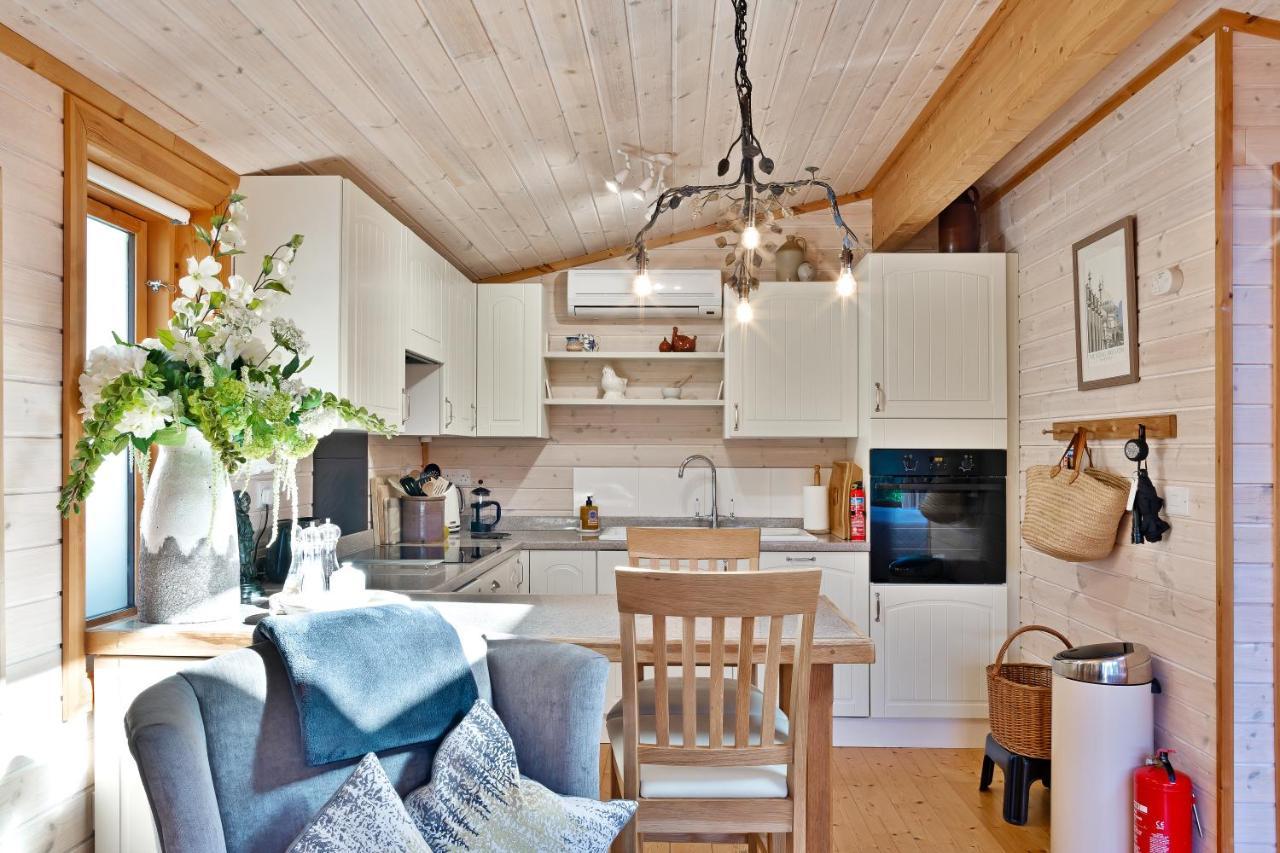 The Lodge - Luxury Lodge With Super King Size Bed, Kitchen & Shower Room Hurstpierpoint Exteriör bild